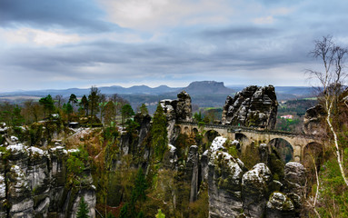 Ausblick auf die Basteibrücke und Lilienstein in der Sächsischen Schweiz