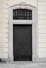Fototapeta na wymiar Ancient door in an old house
