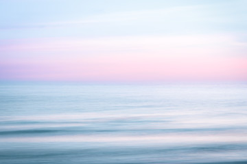 Abstracte zonsopganghemel en oceaanaardachtergrond