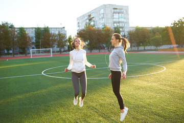 Obraz premium Pretty sporty girl with jumping rope workout