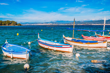 Fototapeta premium Vue sur les bateaux de pêche et les Iles Paul Ricard à Six-Fours-les-Plages