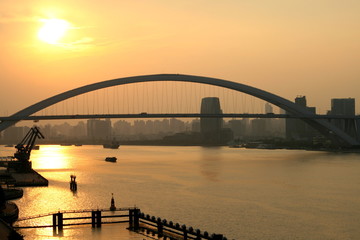 Fototapeta na wymiar Lupu bridge au coucher du soleil Shanghai