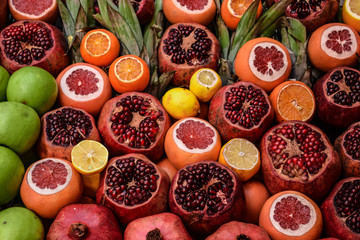Frische Granatapfel und Orangen auf einem Wochenmarkt