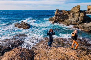 Fototapeta premium Femme et fillette en balade sur les Iles du Gaou à Six-Fours-les-Plages, le Brusc