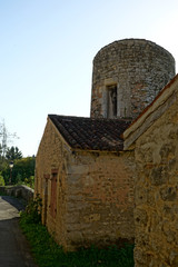 Fototapeta na wymiar Vieux bâtiment en pierre à Nouaillé-Maupertuis