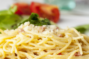 Nahaufnahme von Spaghetti Carbonara auf einem Teller