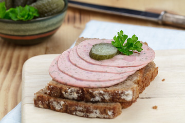 Graubrot mit Wurst und Gewürzgurke 