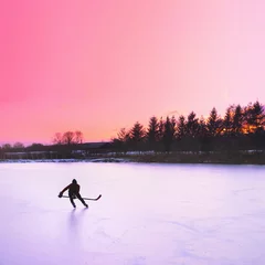 Poster hockeyspeler, natuurijs, zonsonderganglicht © kovop58