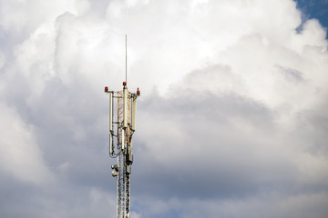 Obraz premium Cellular phone network telecommunication tower