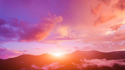 Ciel crépusculaire en violet sur la montagne.