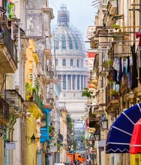 Tableaux ronds sur plexiglas Havana Scène dans la vieille Havane avec le Capitole en arrière-plan