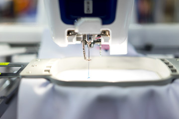 Automatic sewing machine and item of clothing