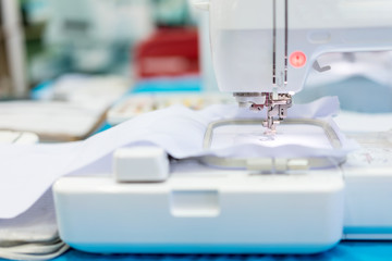 Automatic sewing machine and item of clothing