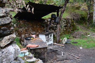 verlassene Küche unter freiem Himmel