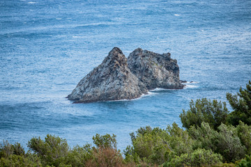 Les rochers des deux frères vu depuis la route forestière © Gerald Villena