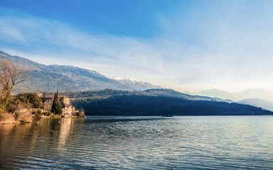 Paisaje de un lago con un castillo cerca a Trento, Italia.