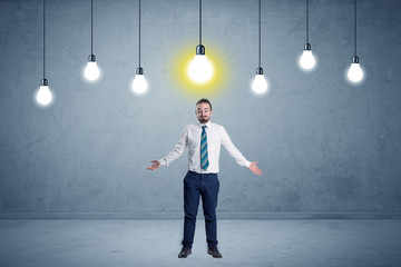 Obraz premium Businessman standing uninspired with bulbs above