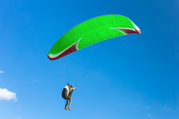 voile verte de parapente sur fond de ciel bleu 