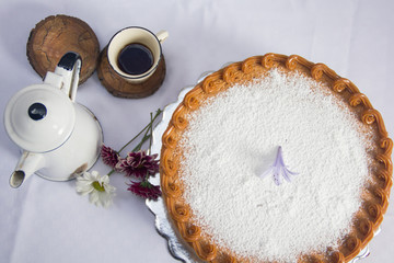 Vanilla cake withe powdered sugar and milk cream