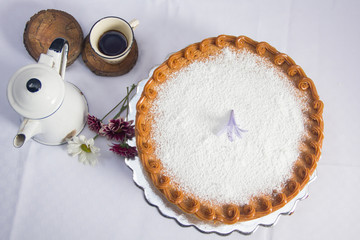 Vanilla cake withe powdered sugar and milk cream