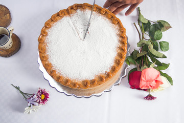 Vanilla cake withe powdered sugar and milk cream