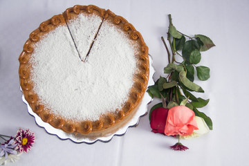 Vanilla cake withe powdered sugar and milk cream