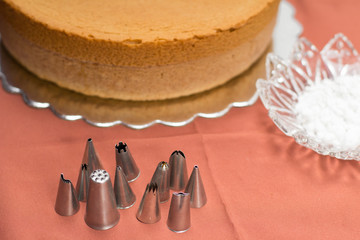 Vanilla cake withe powdered sugar and milk cream