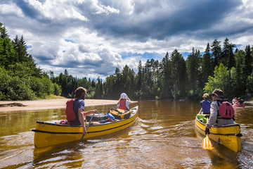 Obraz premium Grupa ludzi wiosłujących po rzece Noire w prowincji Quebec w Kanadzie.