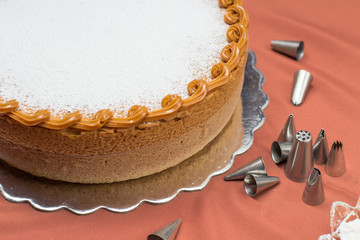 Vanilla cake withe powdered sugar and milk cream