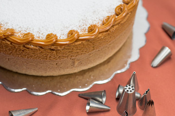 Vanilla cake withe powdered sugar and milk cream