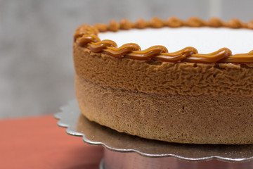 Vanilla cake withe powdered sugar and milk cream