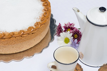 Vanilla cake withe powdered sugar and milk cream