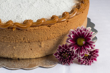 Vanilla cake withe powdered sugar and milk cream