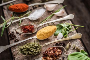 Intensive condiments on old spoons