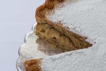 Vanilla cake withe powdered sugar and milk cream