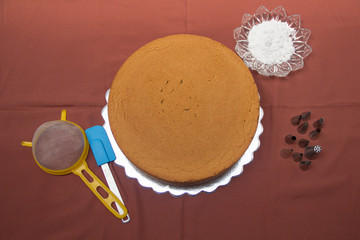 Vanilla cake withe powdered sugar and milk cream