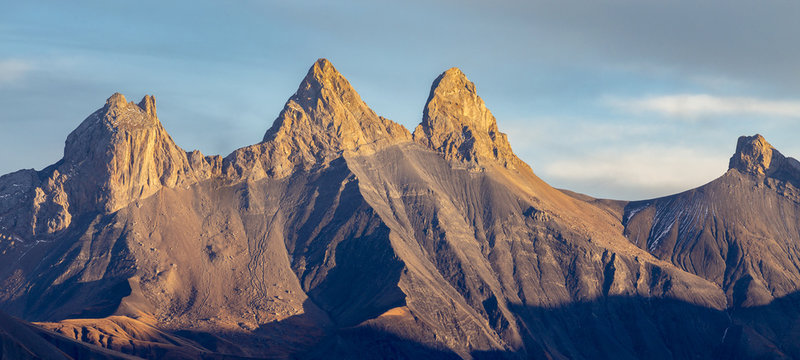 Les Aiguilles d'Arves, de gauche &agrave; doite l'Aiguille Septentrionale ou T&ecirc;te de Chat (3364 m), Centrale (3513 m), M&eacute;ridionale (3514 m), Savoie