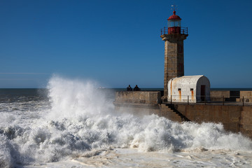 Obraz premium Atlantic wave breaking against mole in Porto, Portugal.