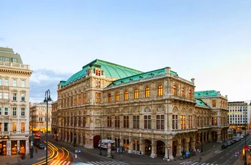 Cercles muraux Théâtre Vue de l& 39 opéra d& 39 État de Vienne, en Autriche, au cours de la soirée