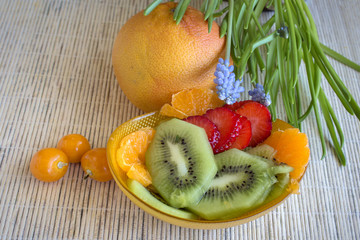 Kiwi, strawberry, mandarin, physalis and grapefruit.