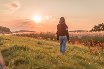 Fototapeta premium Mädchen im Sonnenuntergang