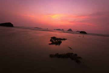coucher de soleil sur une plage en thailande