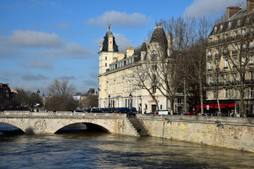 Obraz premium Seine en crue île de la Cité à Paris, France