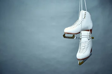 Poster Women's skates with laces on a gray background. © trek6500