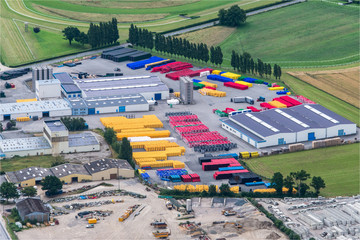 Vue aérienne d'une usine et d'entrepôts près de Craon dans la Mayenne en France