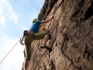 Kletterer mit grüner Hose am Felsen in schwerer Route3