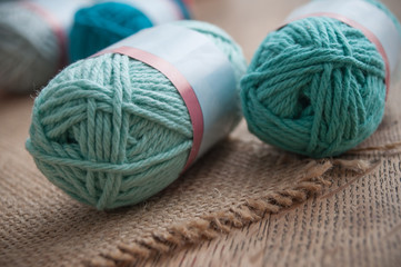 pelotes de laine de couleur sur table en vieux et toile de jutte