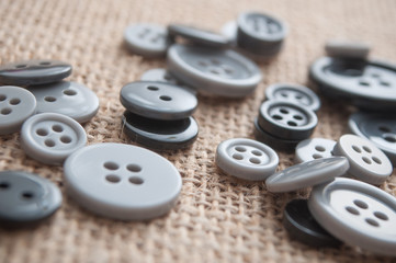 boutons de couture de couleur grise sur toile de jutte