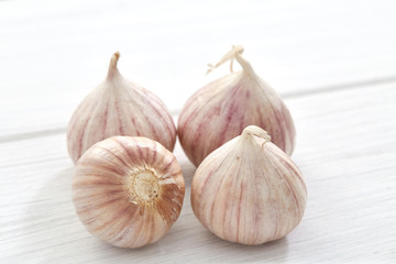 Obraz premium Fresh healthy garlic on white table