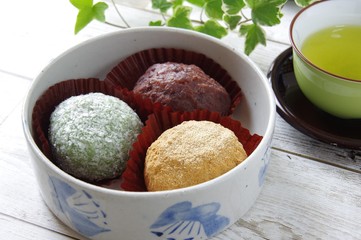 三色おはぎとお茶